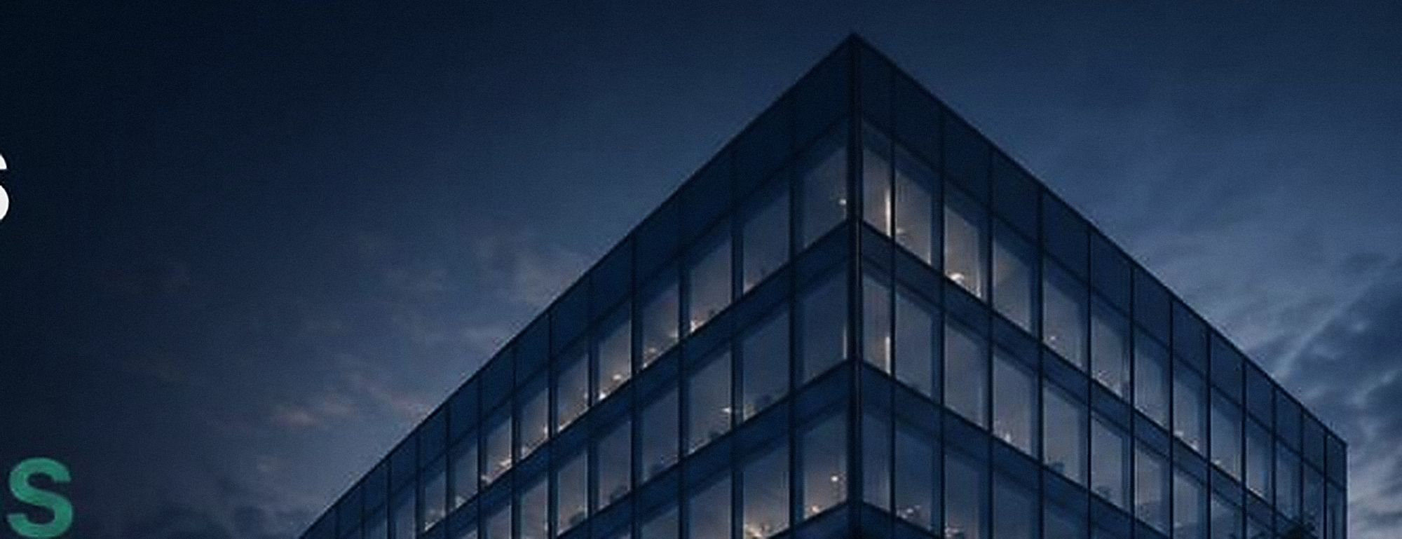 Edificio corporativo contemporáneo al atardecer, fachada de vidrio y líneas limpias